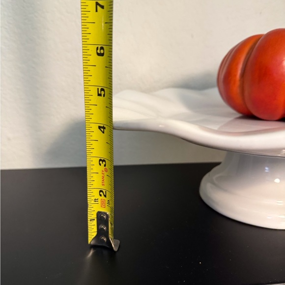 White ceramic cake plate for displaying your favorite pastry: cake or muffins - Picture 2 of 3